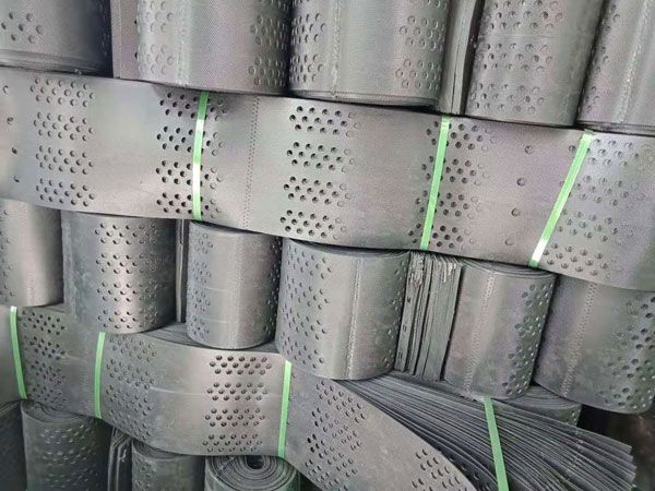 土工格室?guī)齑?/></p><p><strong>產品介紹：</strong></p><p>土工格室施工/土工格室是目前國內外較為流行的一種新型的高強度土工合成材料，它是由高強度的HDPE或PP共聚料寬帶，經過焊接或鉚接而形成的一片網狀格室結構。它伸縮自如，運輸時可縮疊起來，使用時張開并又充填土石或混凝土料，構成具有強大側向限制和大剛度的結構體。它可用來做為墊層，處理軟弱地基增大地基的承載能力，也可鋪設在坡面上構成坡面防護結構，還可以用來建造支擋結構等。</p><p><strong>產品優(yōu)勢：</strong></p><p>1、材質輕、耐磨損，化學性能穩(wěn)定、耐光氧老化、耐酸堿，適用于不同土壤與沙漠等土質條件。</p><p>2、較高的側向限制和防滑，防變形、有效的增強路基的承載能力和分散荷載作用。</p><p>3、改變土工格室高度、焊距等幾何尺寸可滿足不同的工程需要。</p><p>4、伸縮自如，運輸體積小；聯(lián)接方便、施工速度快。</p><p><strong>產品用途：</strong></p><p>1、用于穩(wěn)固公路、鐵路路基。</p><p>2、用于承受載重力的堤防及淺水河道治理。</p><p>3、用于防止滑坡及受載重力的混合式擋墻。</p><p>4、在遇到軟地基時，采用土工格室可大大減輕施工勞動強度，減少路基厚度施工速度快、性能好，大大的降低工程造價。</p><p><br/></p><div   id=